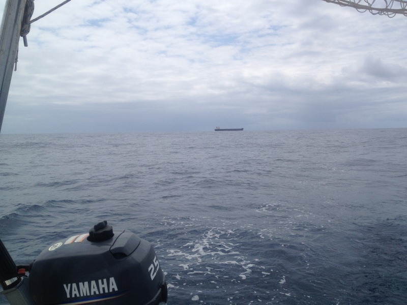 Cargo croisé dans la pétole.... de jour pour une fois