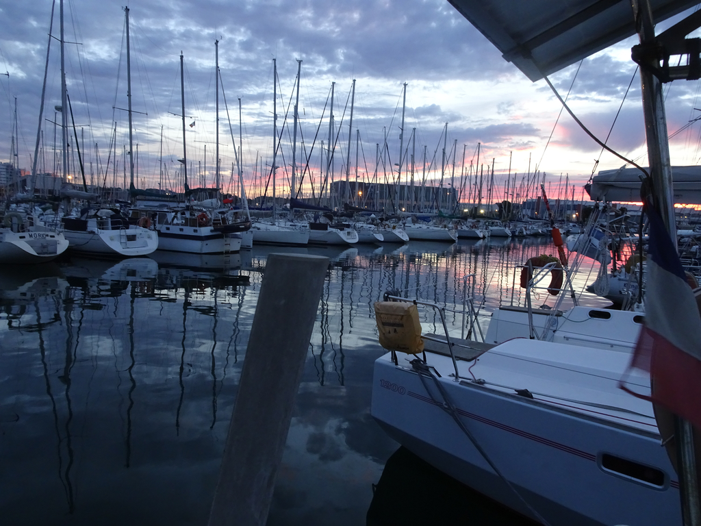 un panne du port de Cherbourg dans la lumière du soir. Les bateaux sont tassés les uns contre les autres.