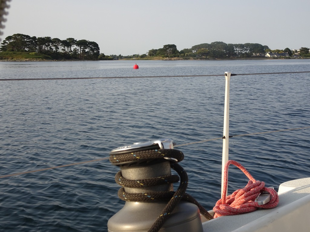 bouée rouge sur mer miroir. Winch au premier plan