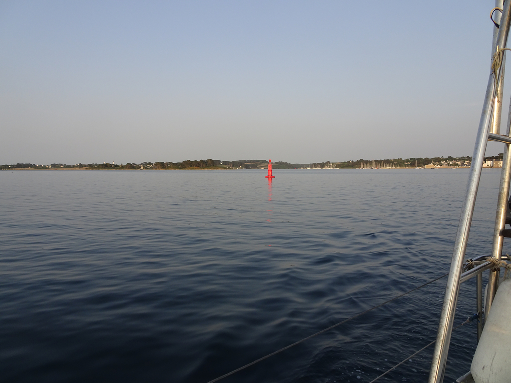 Bouée de chenal Babord avec le port de l'Aber Wrac'h au loin