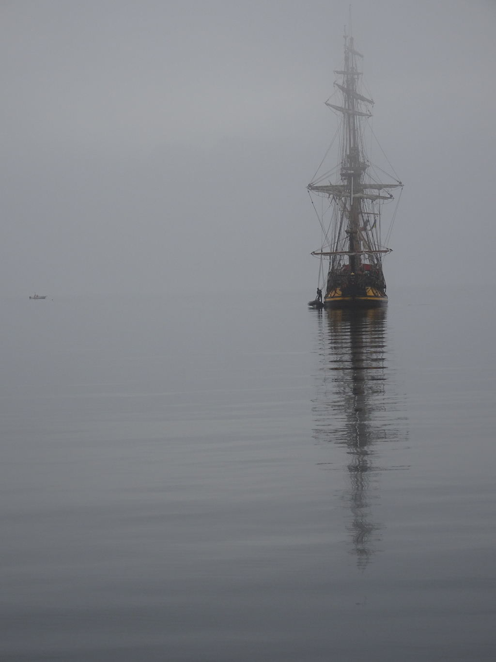 Apparition fantomatique d'un 3 mâts dans la brume du petit matin