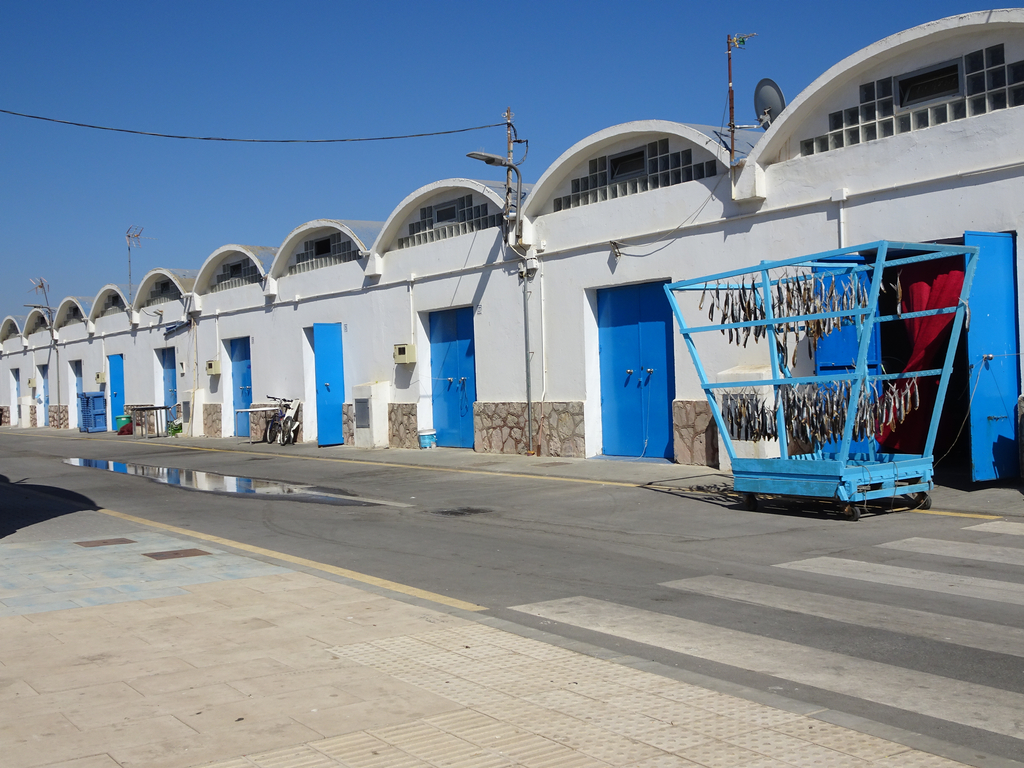 Séchoir à poisson dans une rue déserte où toutes les portes sont bleues, comme le séchoir