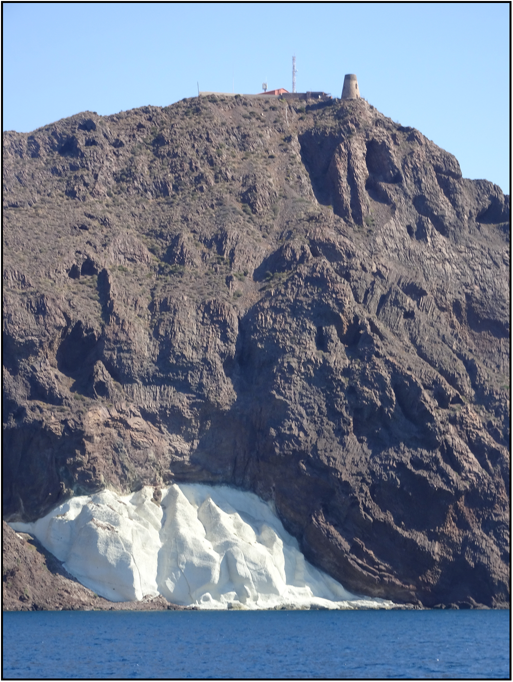 Roche blanche intégegrée à la falaise sombre