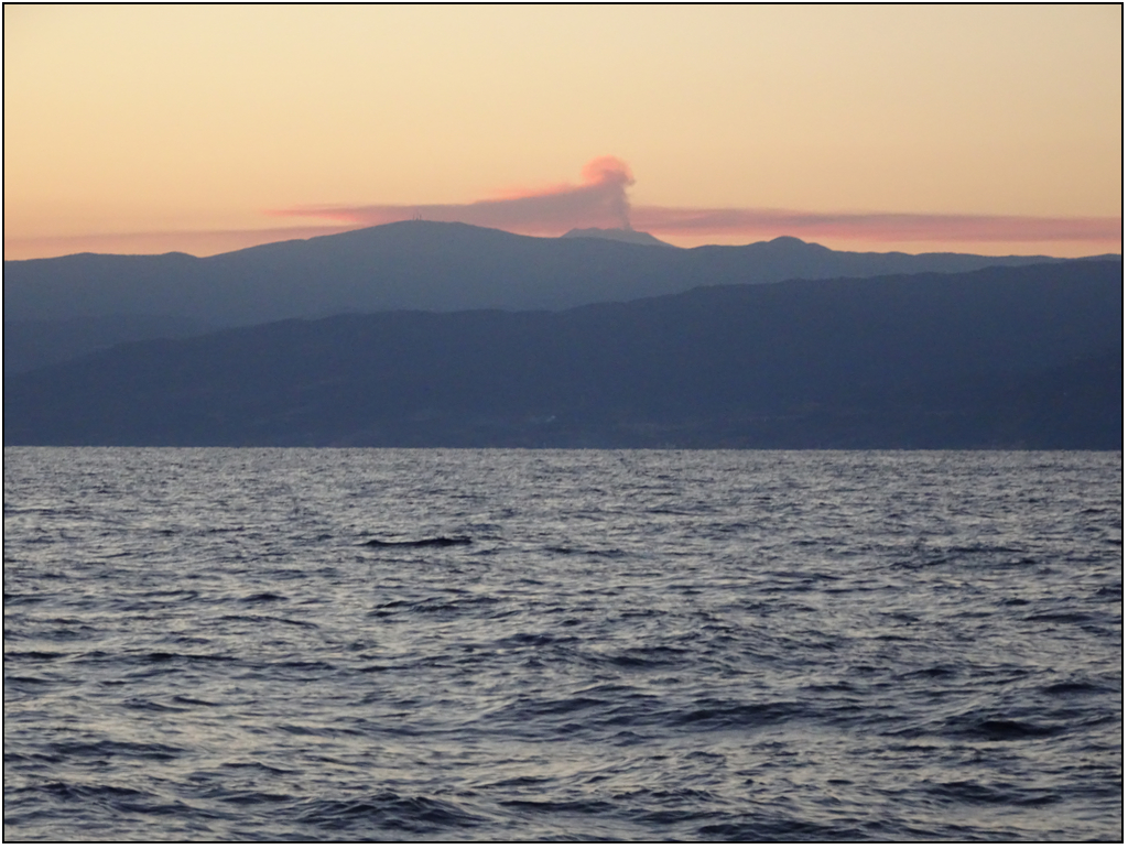 Panache de fumée de l'Etna éclairé par le soleil